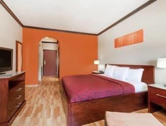 Days & By Wyndham Hotel Marquez